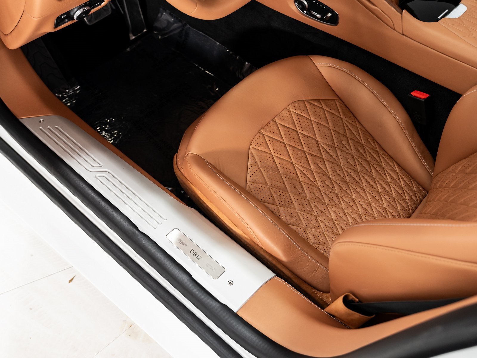2025 Aston Martin DB12 photo 18