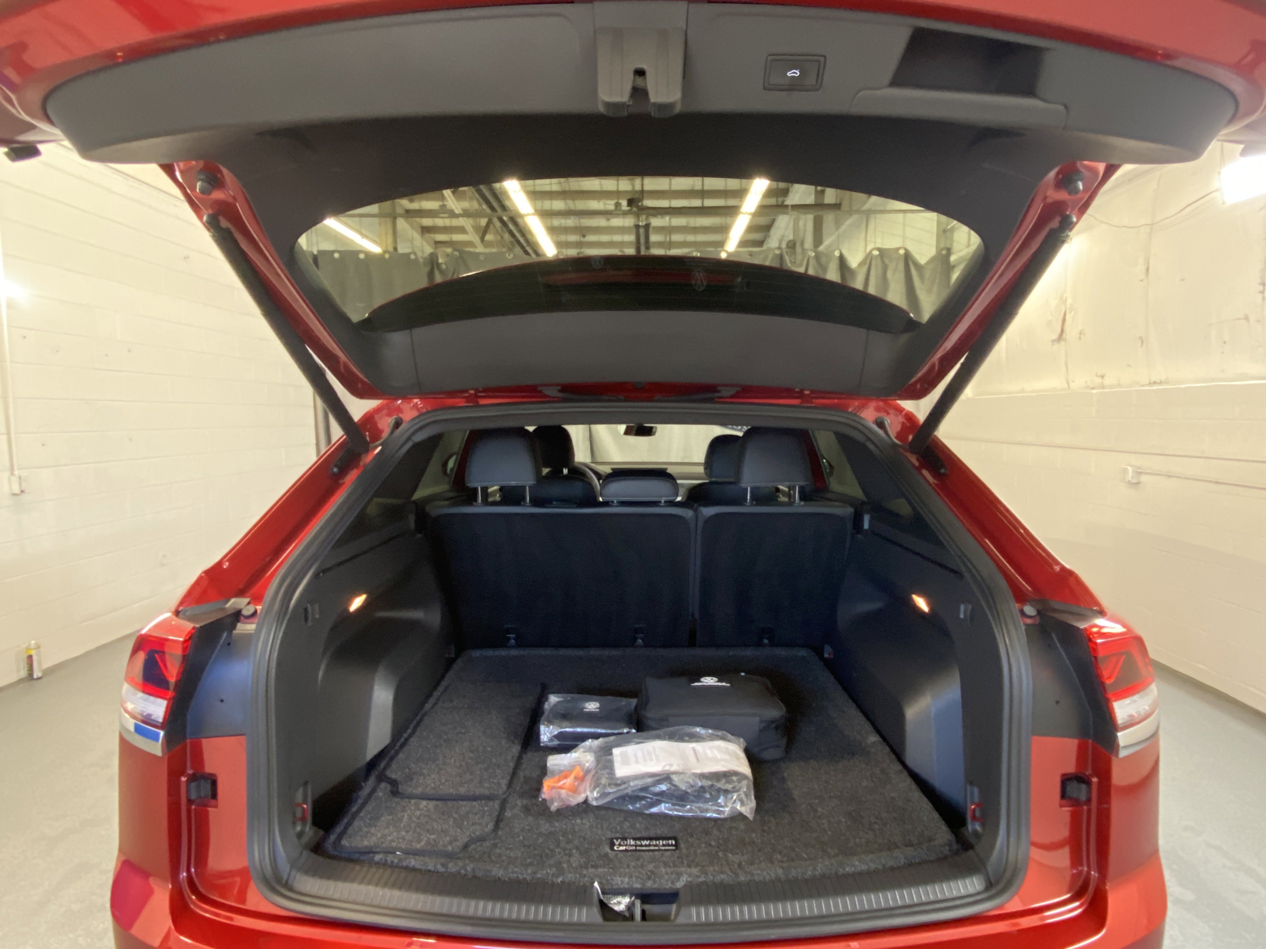 2021 Volkswagen Atlas Cross Sport V6 SE Technology photo 2