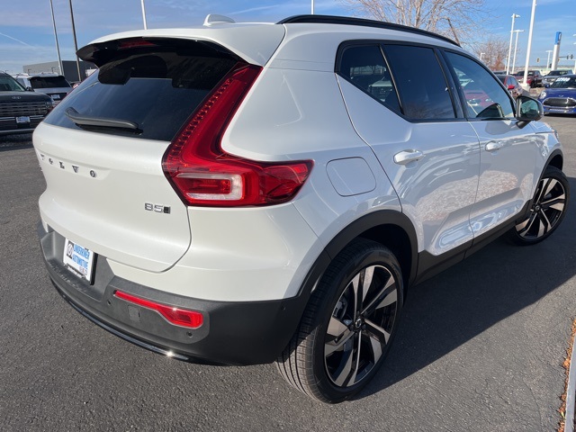 2026 Volvo XC40 photo 4