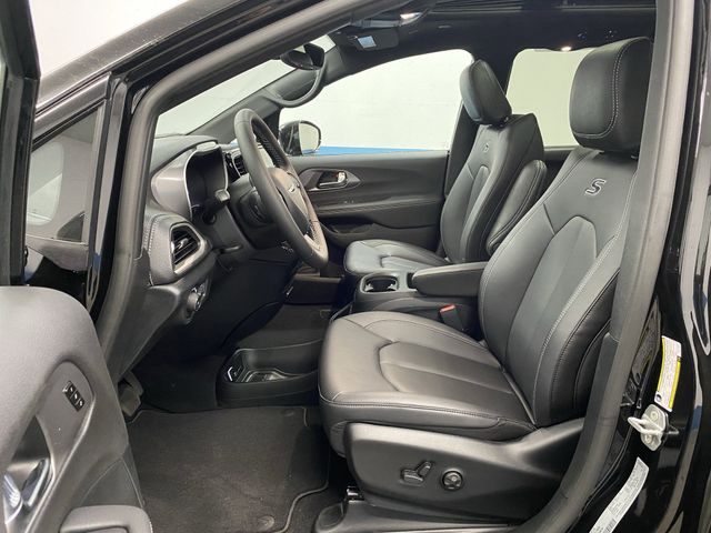 2026 Chrysler Pacifica photo 4