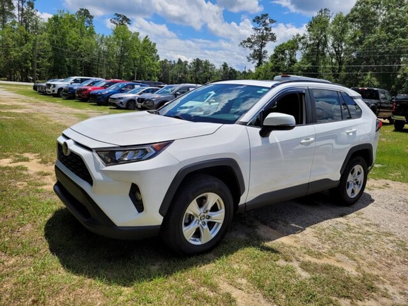 2019 Toyota RAV4 XLE photo 3