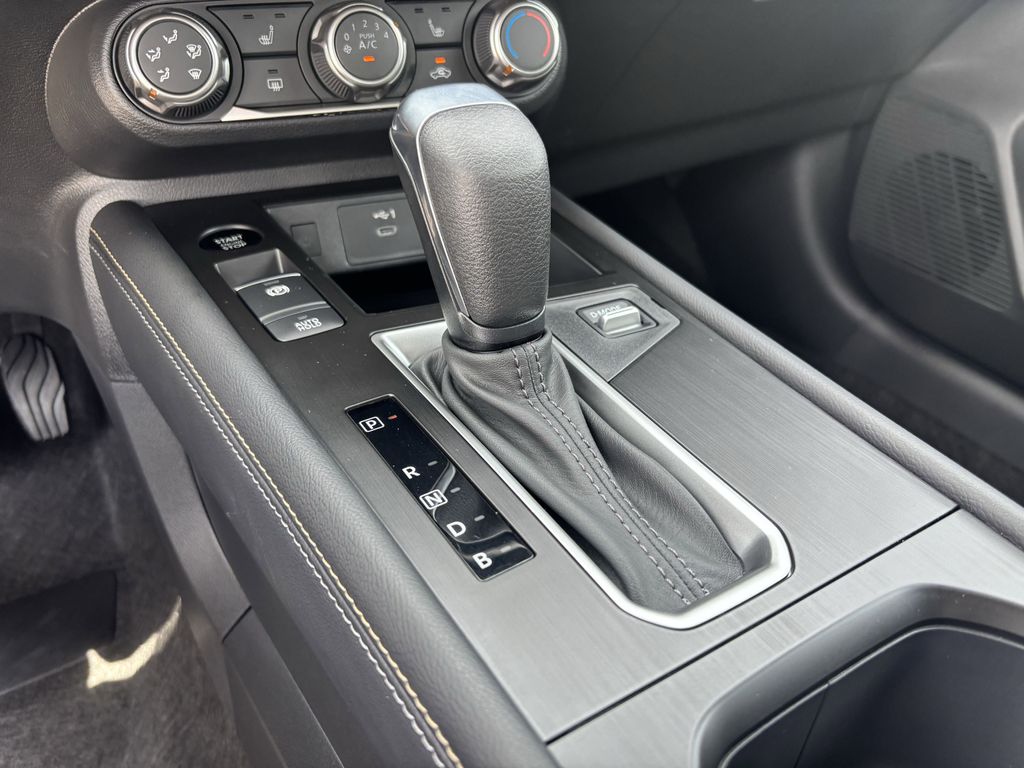 2025 Nissan Kicks SV photo 15