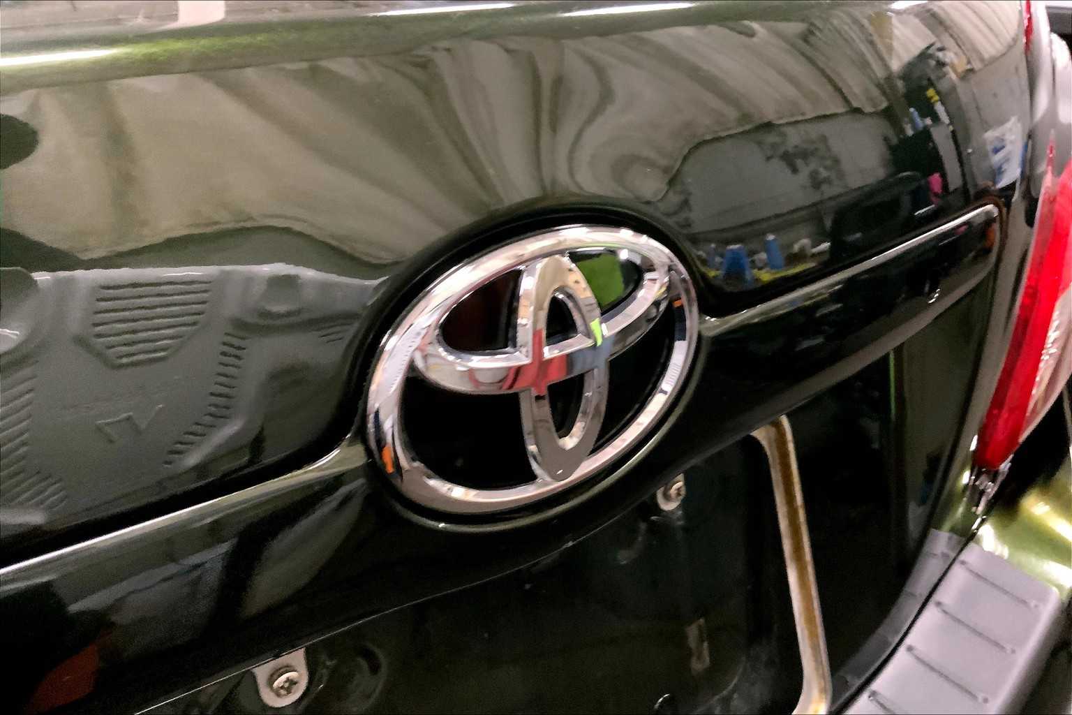 2011 Toyota Camry LE photo 29