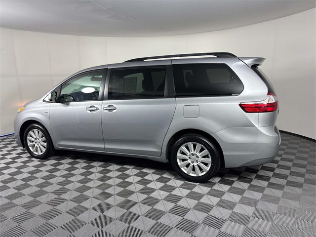 2017 Toyota Sienna LE photo 4