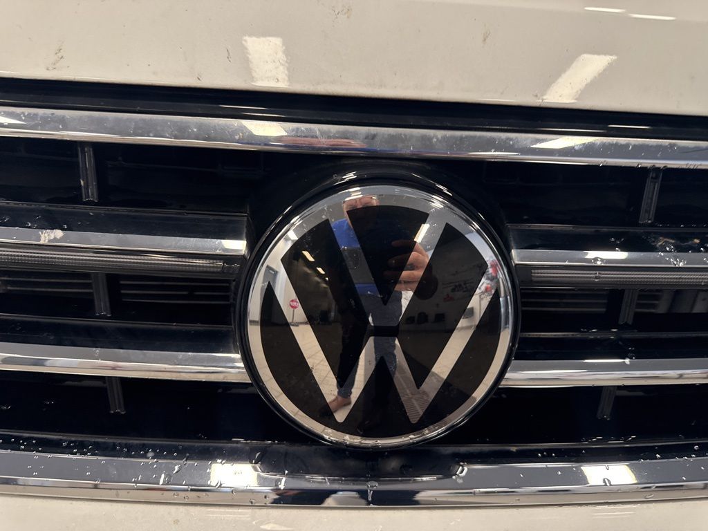 2022 Volkswagen Tiguan SEL Premium R-Line photo 2