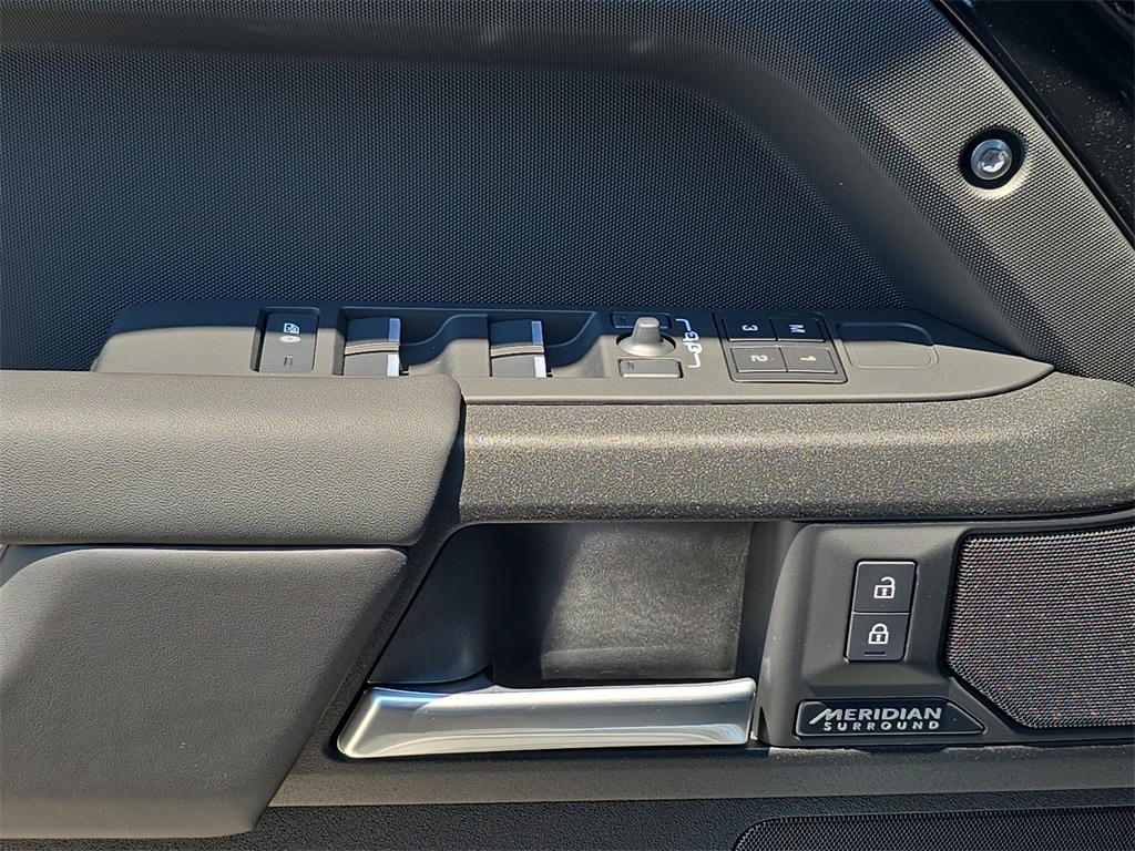 2025 Land Rover Defender 110 V8 photo 25