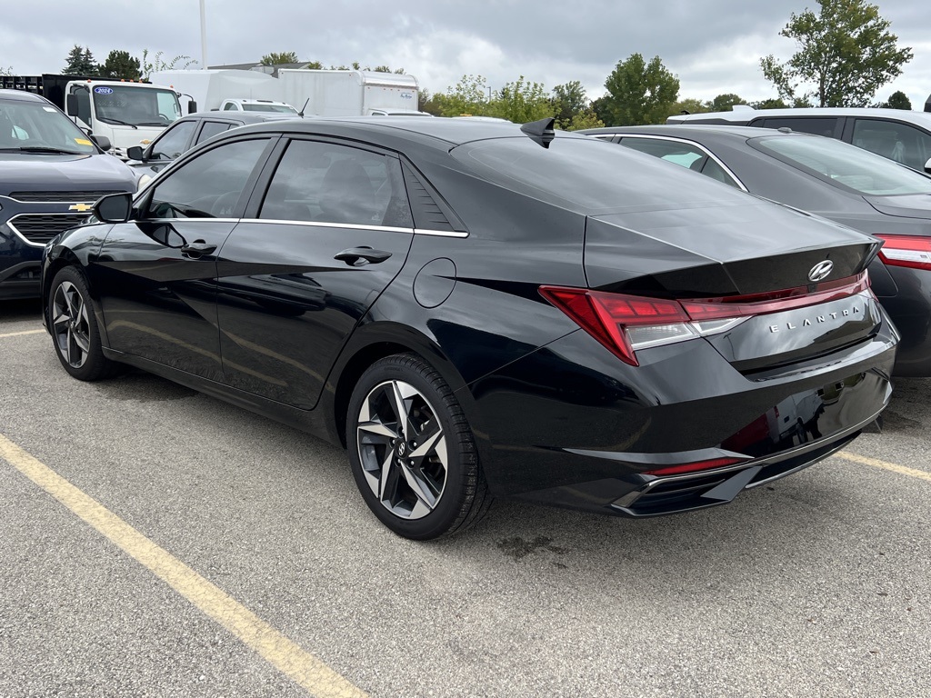 2022 Hyundai Elantra SEL photo 2