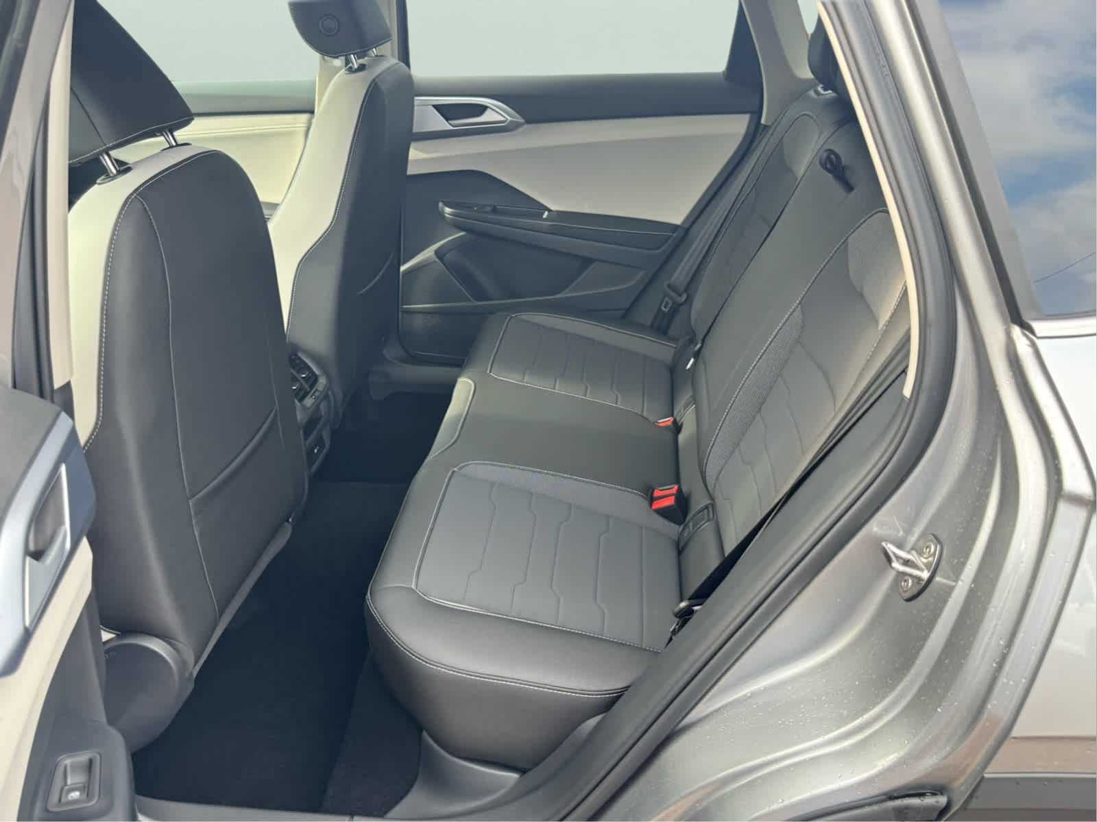 2025 Volkswagen Taos SE photo 27
