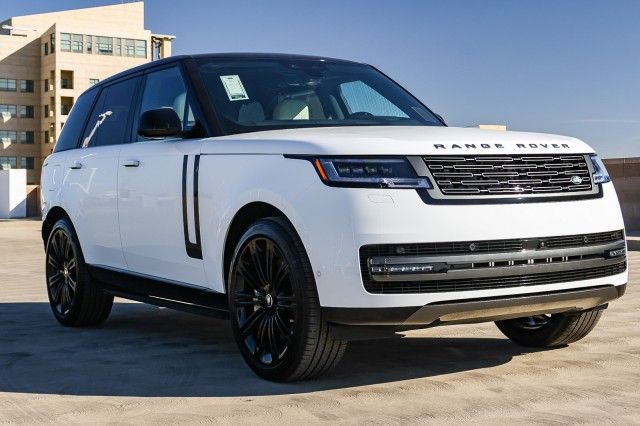 2025 Land Rover Range Rover SE photo 3