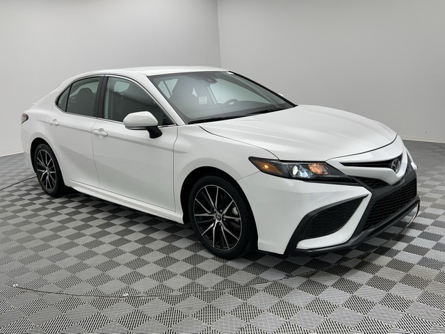2024 Toyota Camry SE photo 3