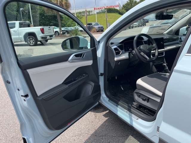 2025 Volkswagen Taos SE photo 3