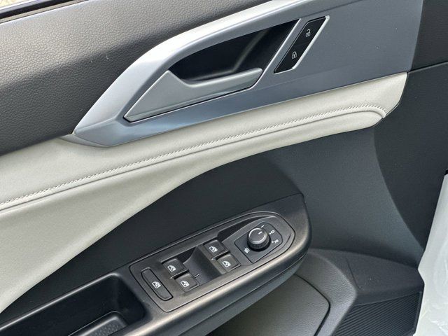 2025 Volkswagen Taos SE photo 3