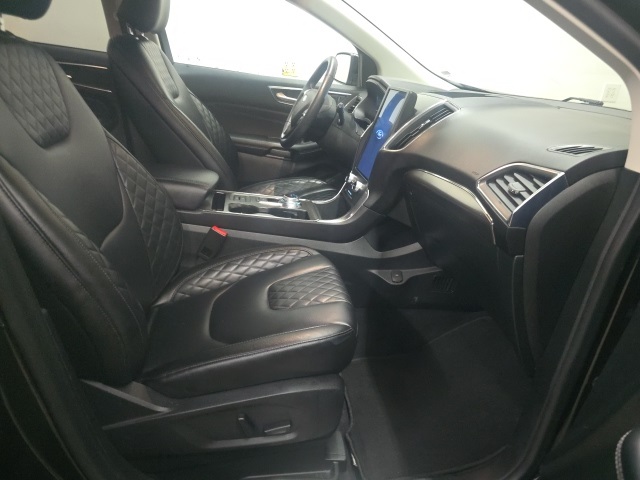 2024 Ford Edge Titanium photo 3