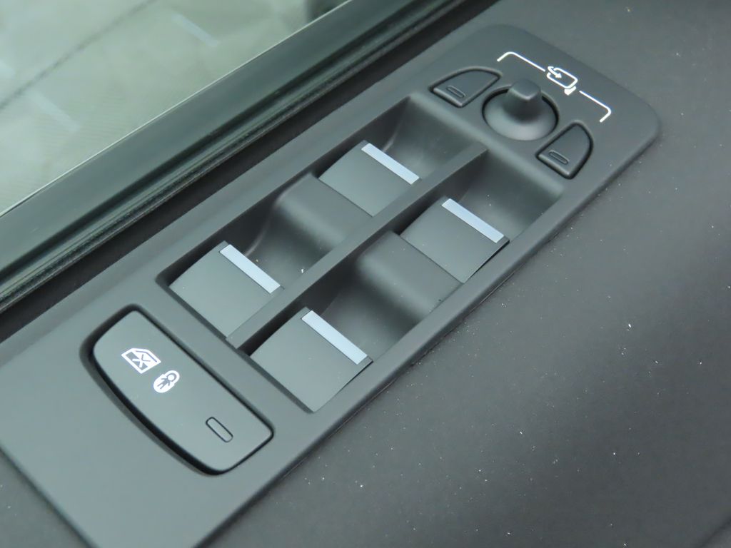 2025 Land Rover Discovery Sport S photo 17