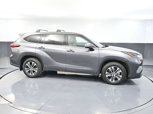2021 Toyota Highlander XLE photo 2