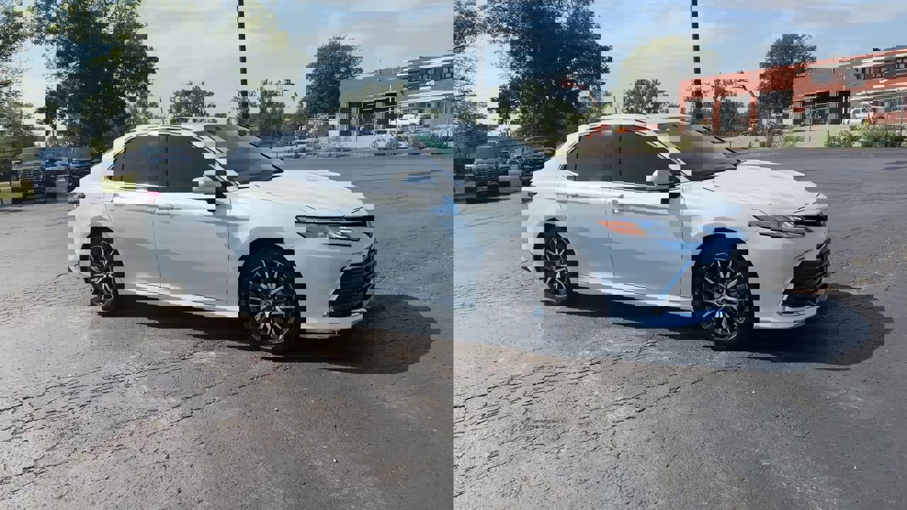 2022 Toyota Camry Hybrid XLE photo 2