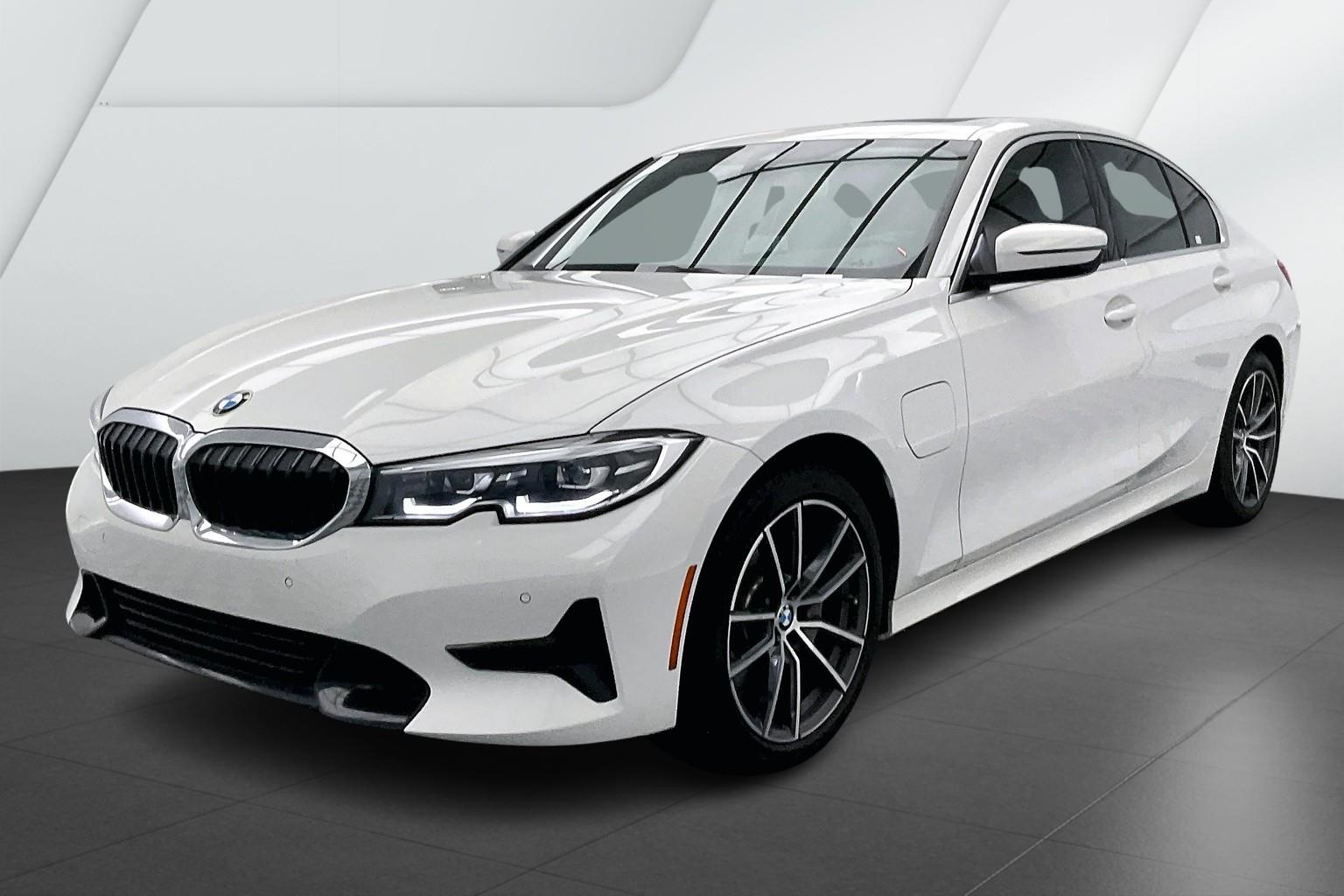 2021 BMW 3 Series 330e's photo