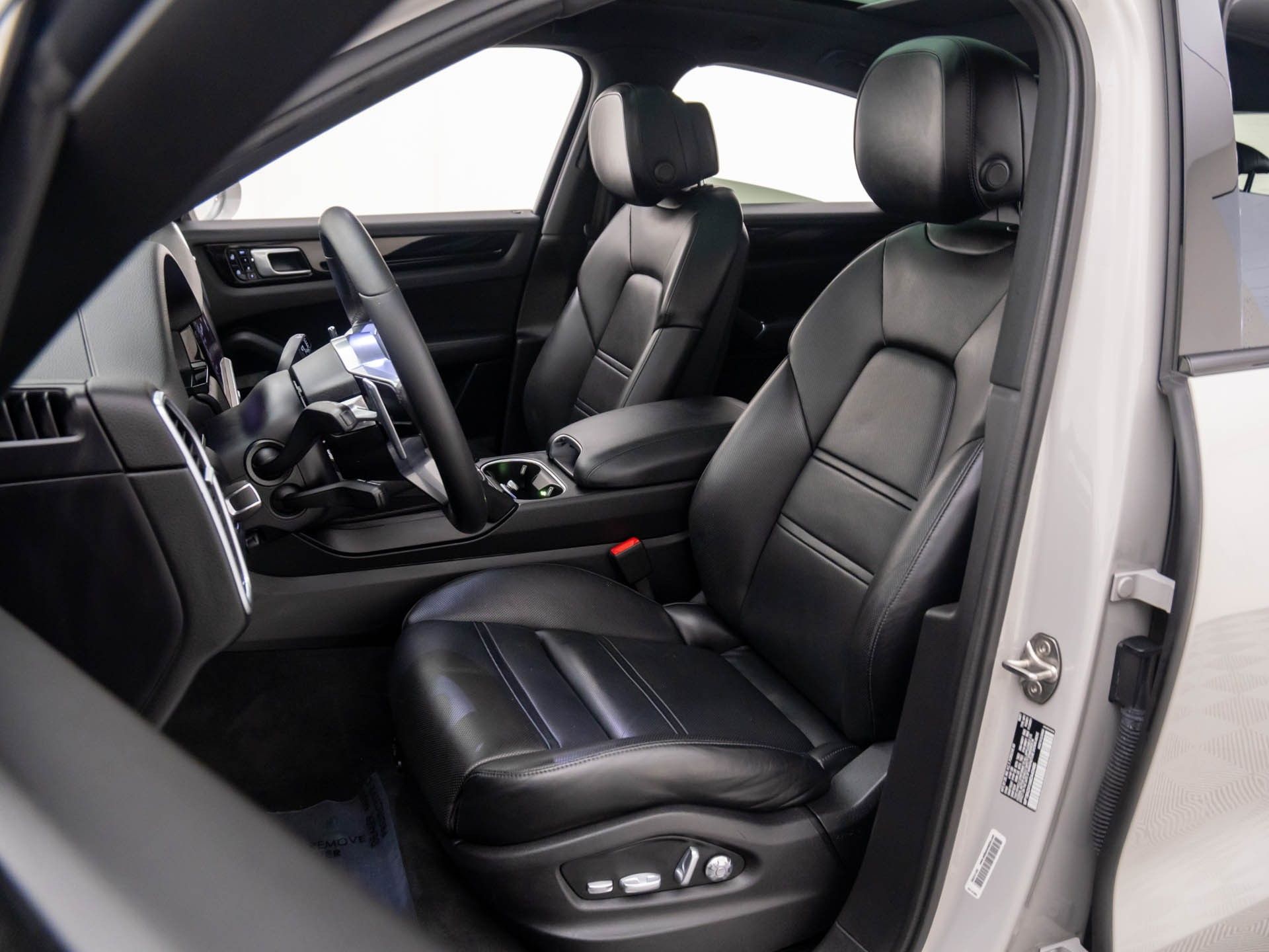 2021 Porsche Cayenne Coupe photo 3