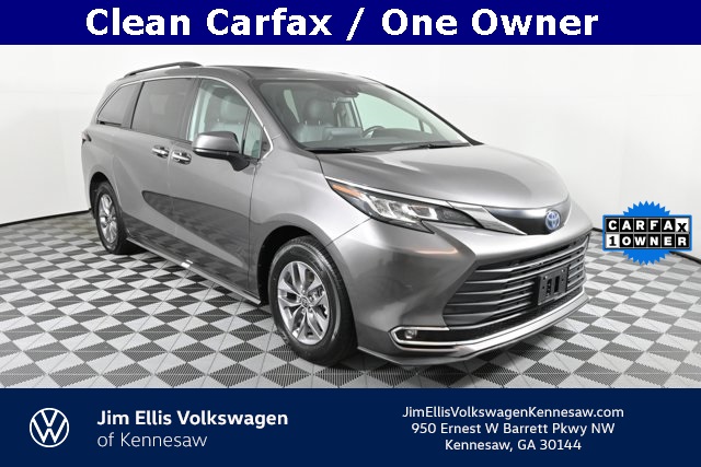 2023 Toyota Sienna XLE's photo