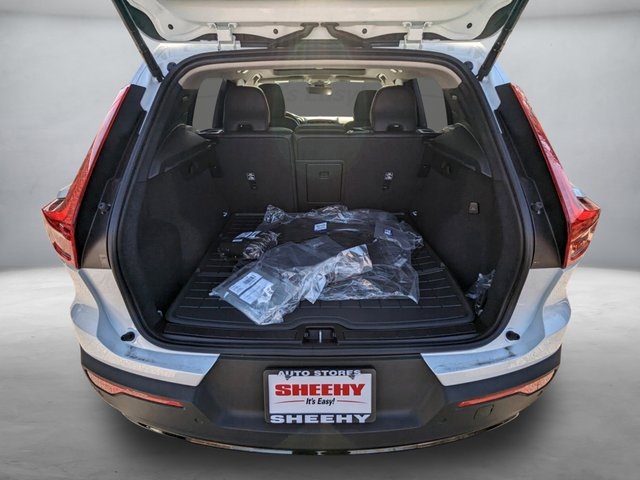 2025 Volvo XC40 Plus photo 24