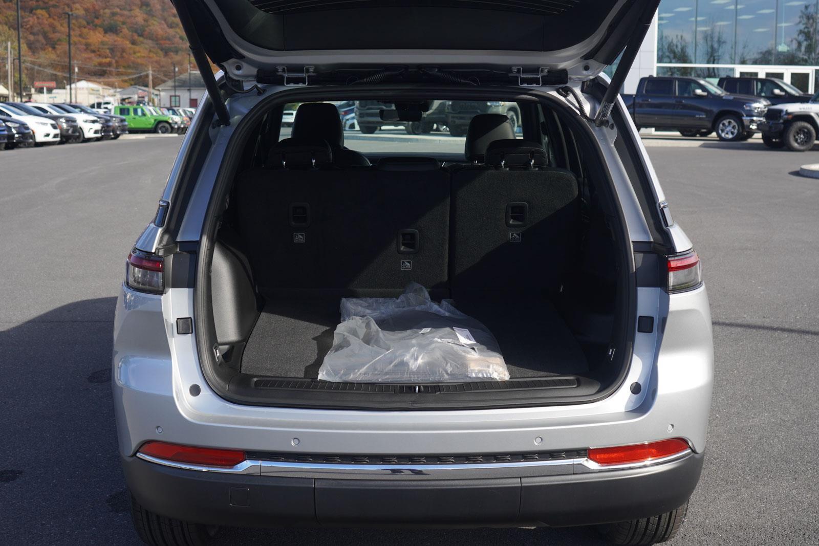 2025 Jeep Grand Cherokee Limited photo 4