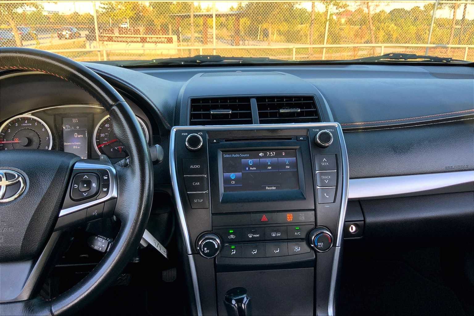 2015 Toyota Camry SE photo 6