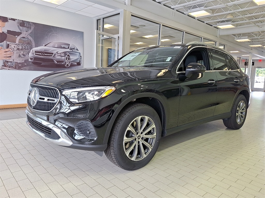 2025 Mercedes Benz GLC 300 4MATIC photo 2