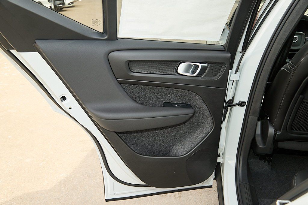 2026 VOLVO XC40 - Image 17