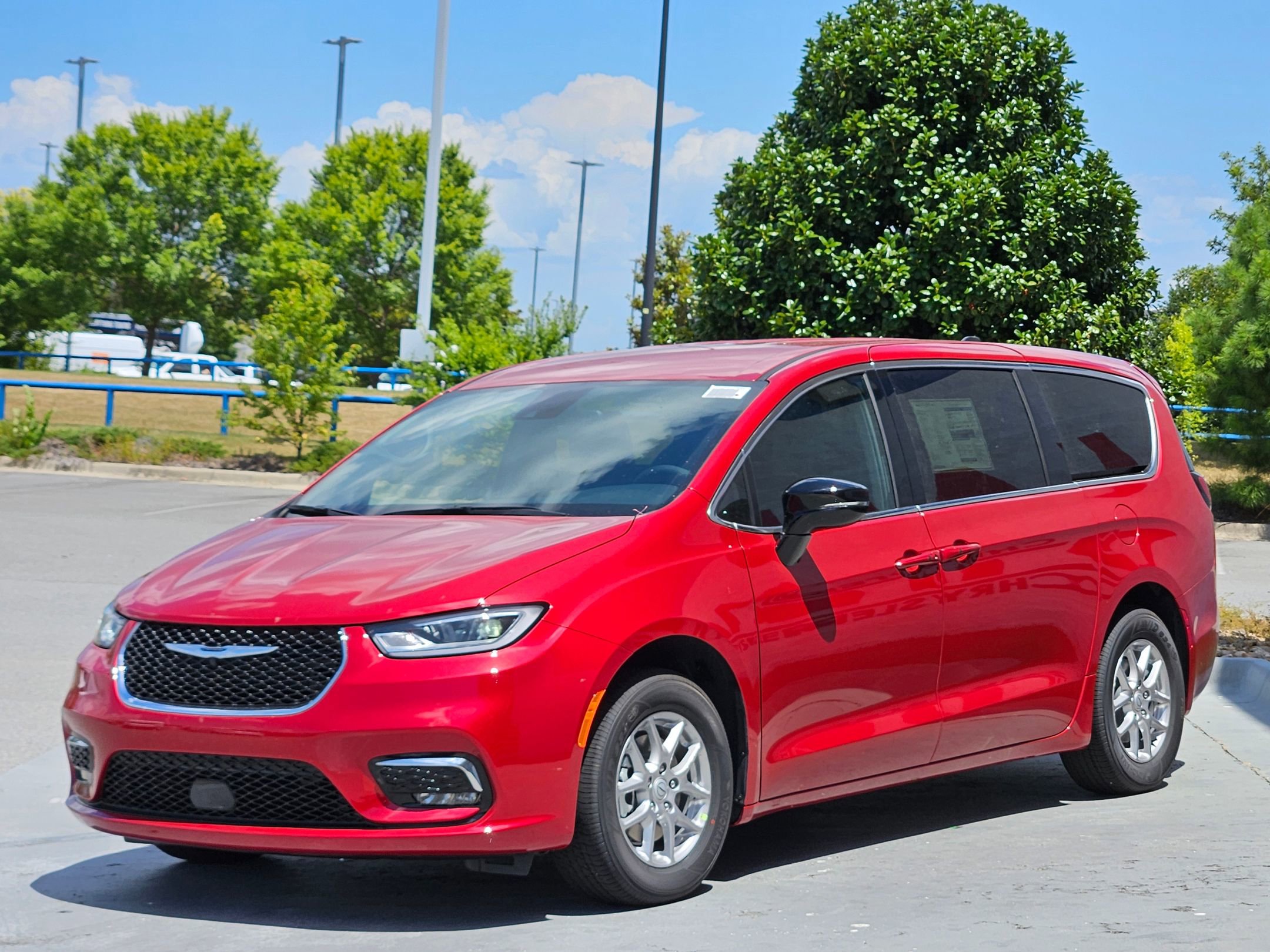 2025 Chrysler Pacifica photo 3