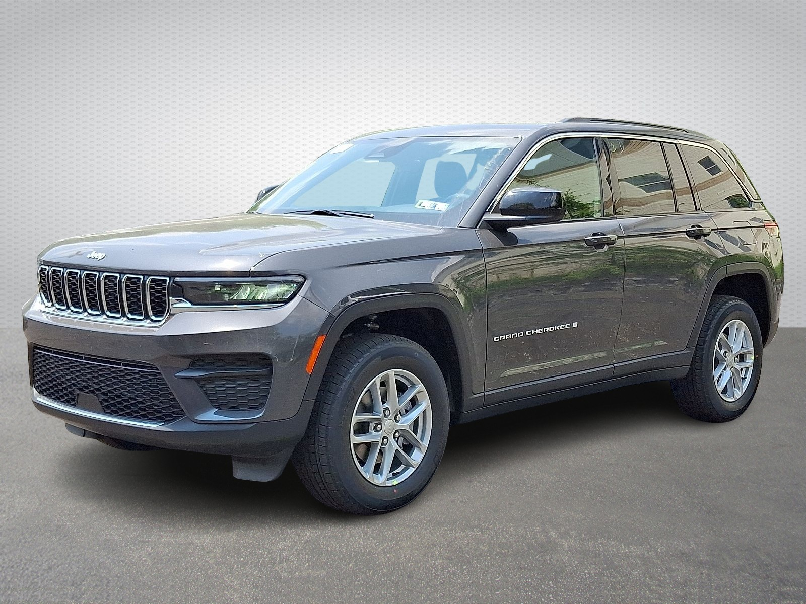 2025 Jeep Grand Cherokee Laredo photo 3