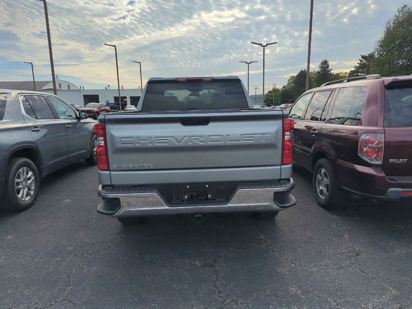 2023 Chevrolet Silverado 1500 LT photo 3