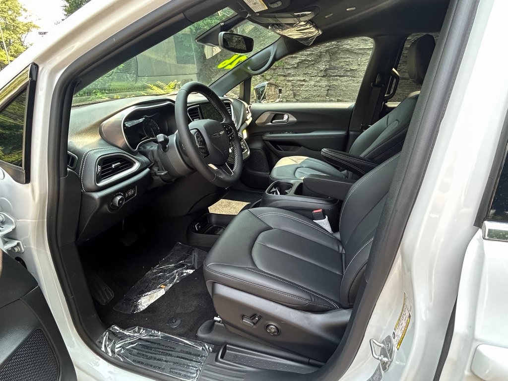2026 Chrysler Pacifica photo 9