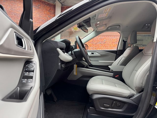 2025 Ford Explorer photo 22