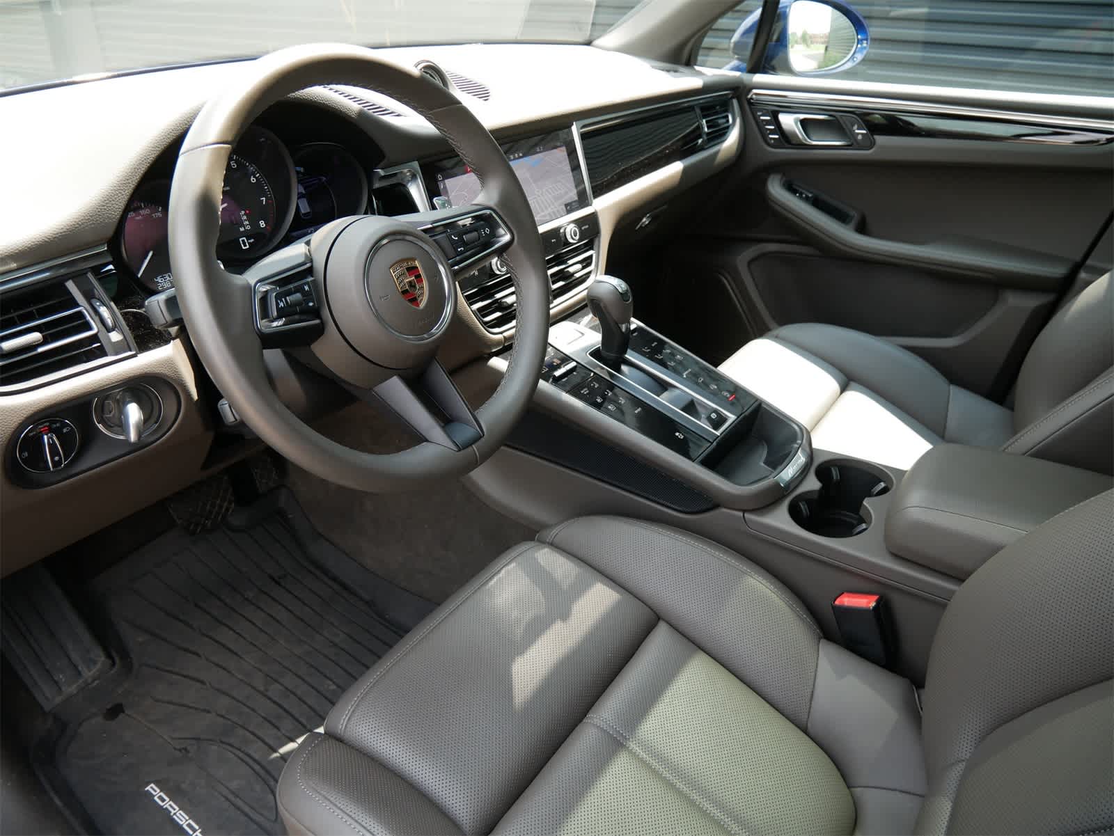 2024 Porsche Macan T photo 4