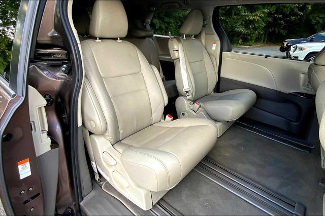 2020 Toyota Sienna XLE photo 17