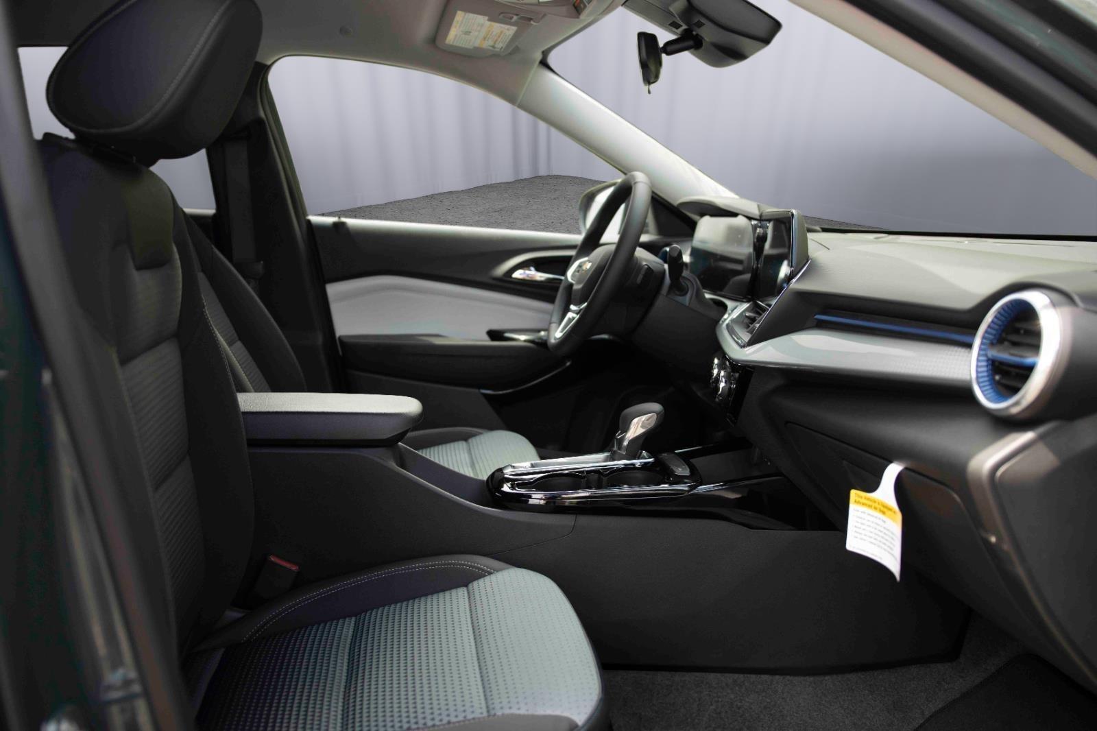 2025 Chevrolet Trax LT photo 23