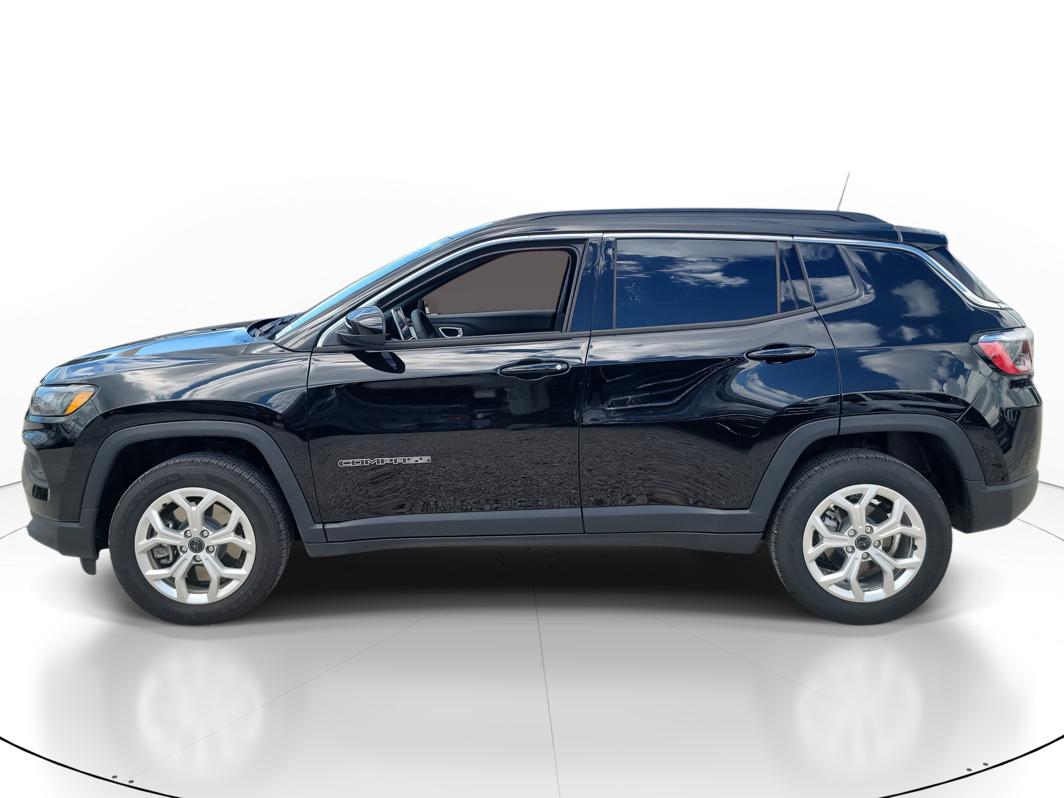 2025 Jeep Compass Latitude photo 3