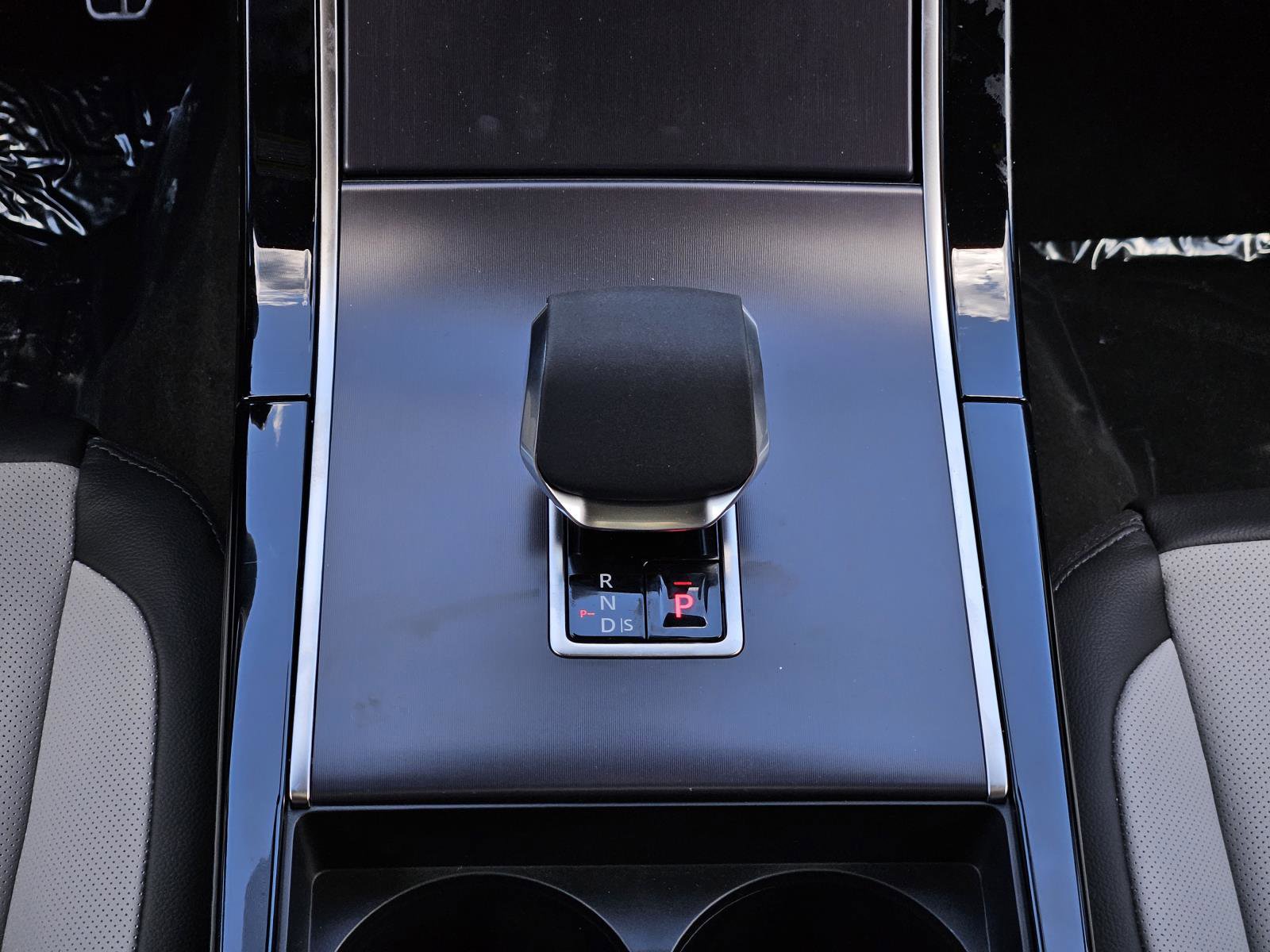2026 Land Rover Range Rover Velar SE photo 31
