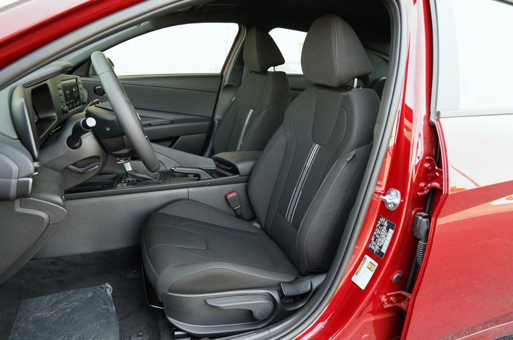 2025 Hyundai Elantra SEL Sport photo 8