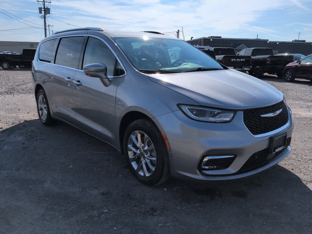 2021 Chrysler Pacifica Touring L photo 3