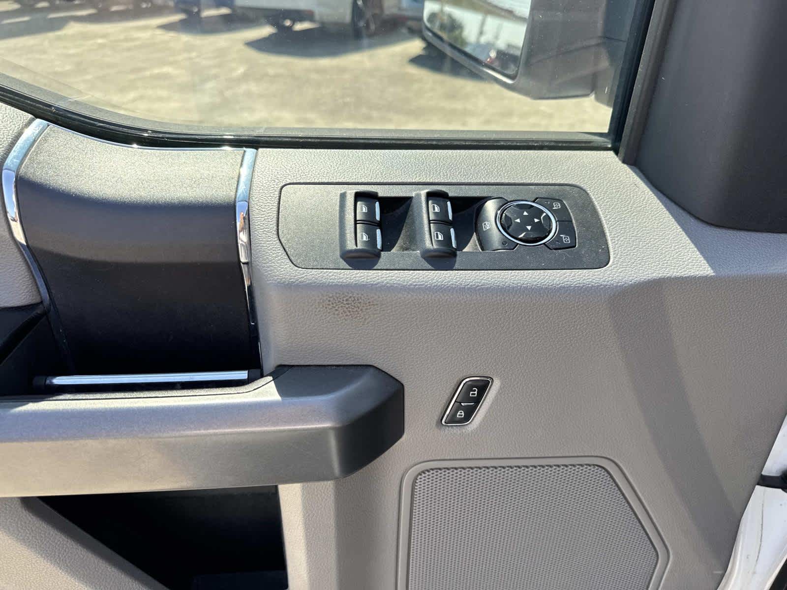 2015 Ford F-150 XLT photo 35