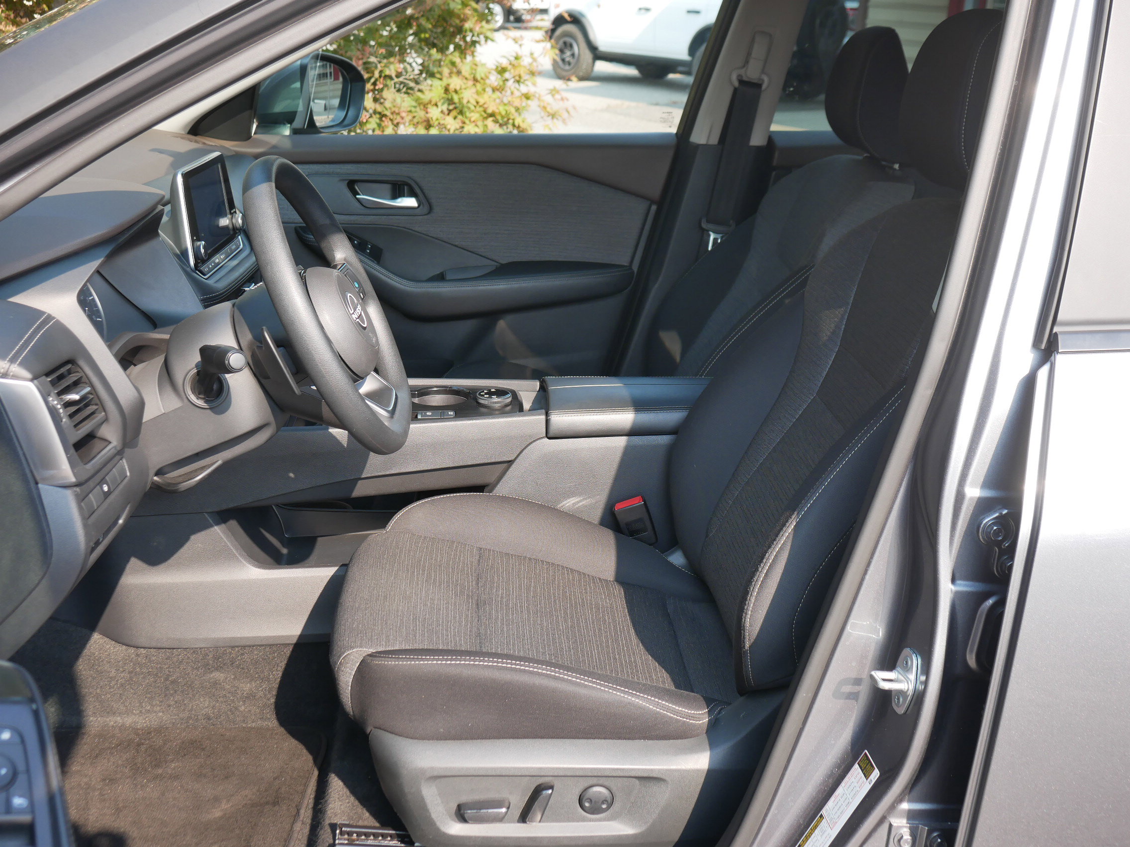 2023 Nissan Rogue SV photo 2
