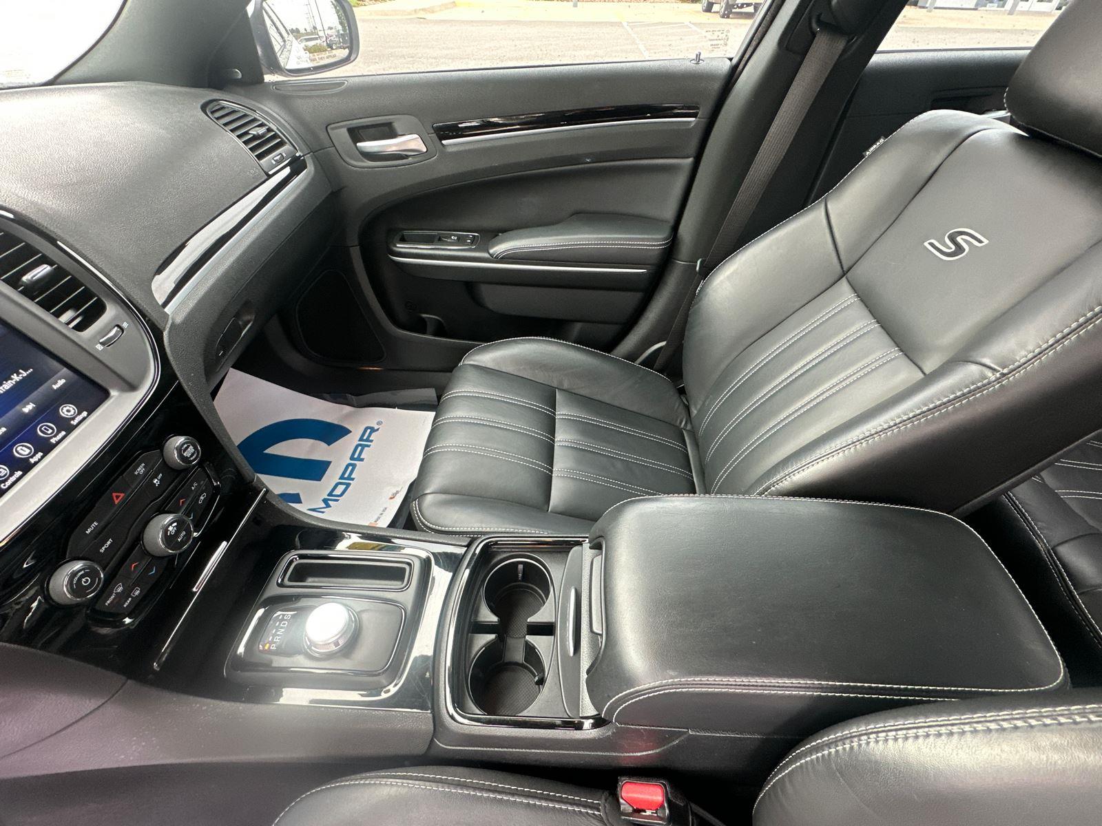 2020 Chrysler 300 photo 19