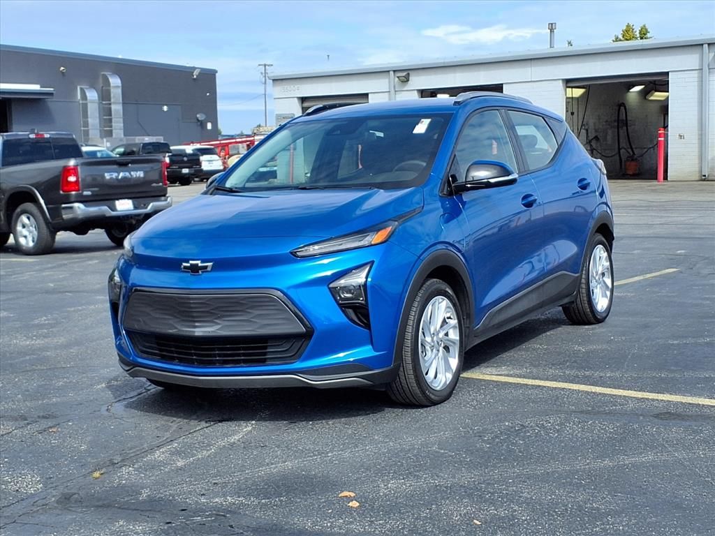 Used 2023 Chevrolet Bolt EUV LT with VIN 1G1FY6S01P4105242 for sale in Kansas City
