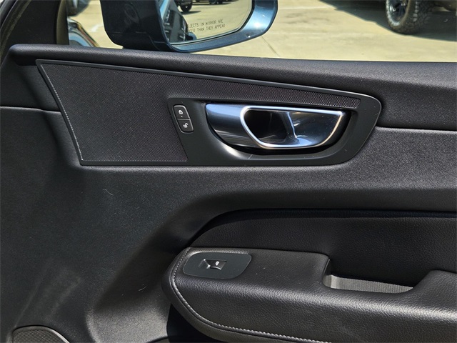 2022 Volvo XC60 B5 Momentum photo 35