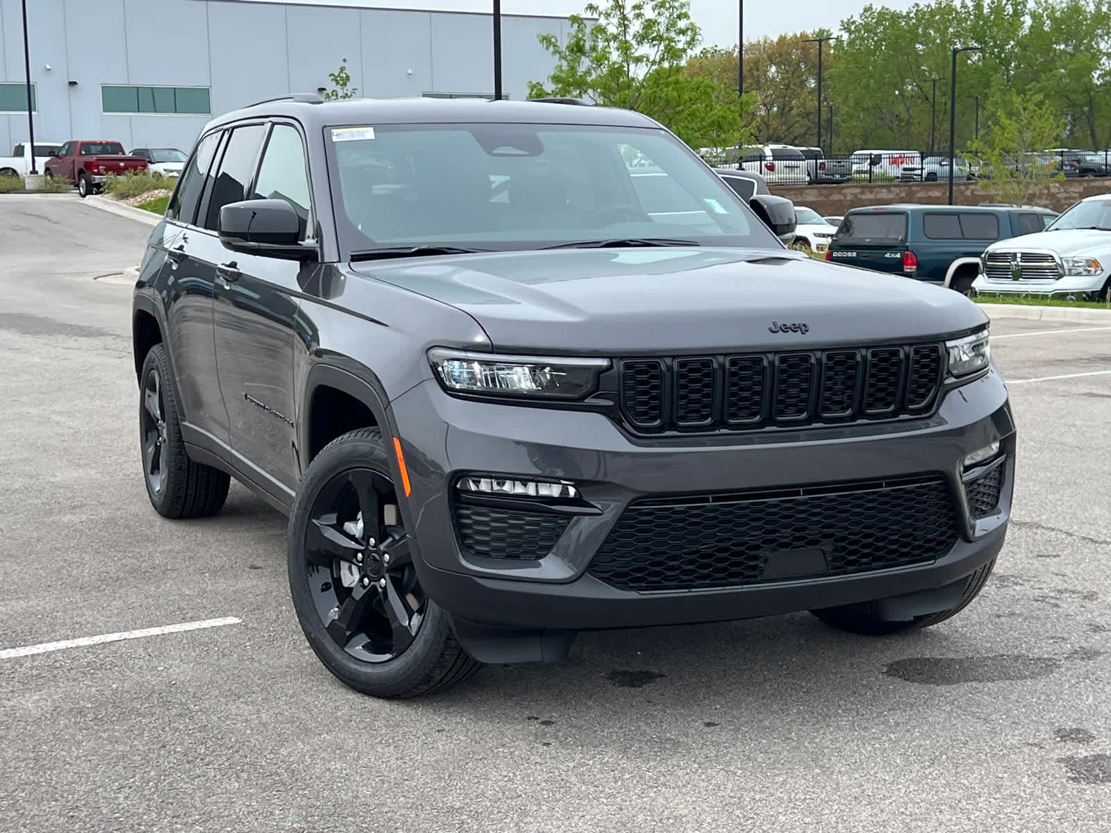 2025 Jeep Grand Cherokee Limited photo 2