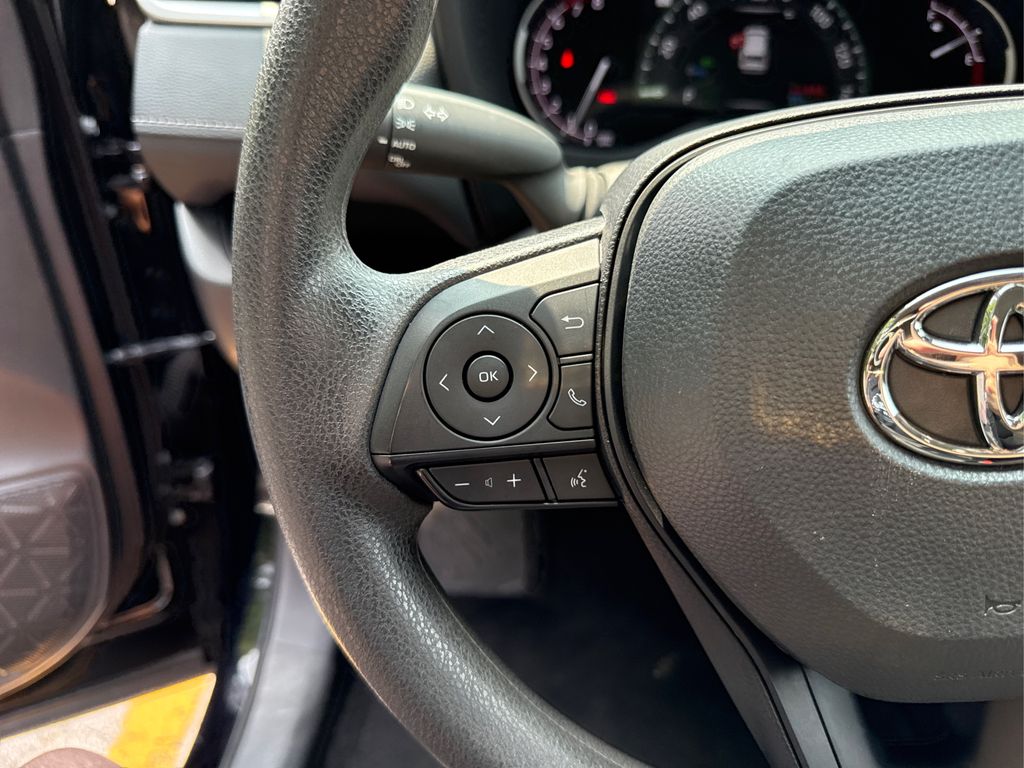 2025 Toyota RAV4 XLE photo 33