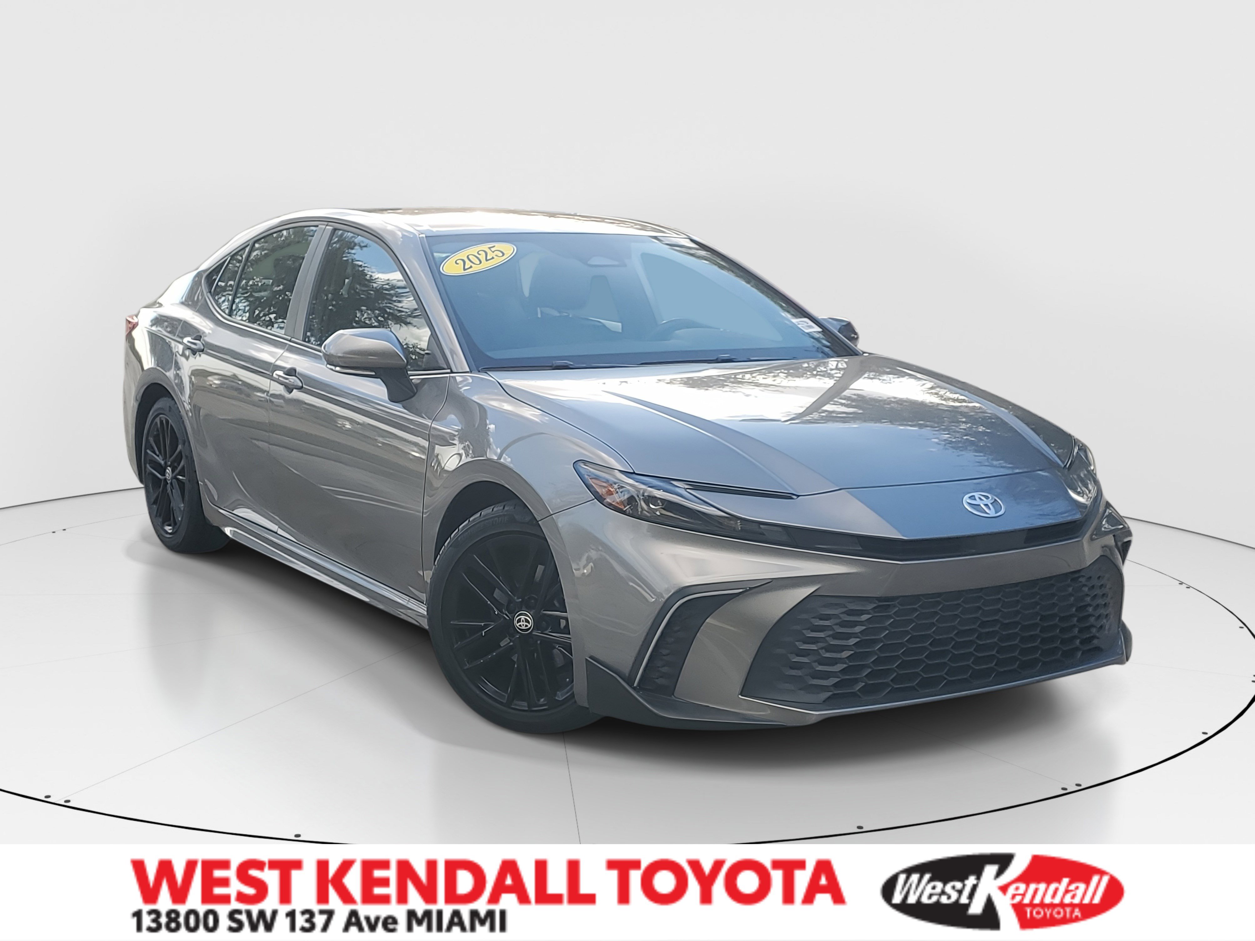 2025 Toyota Camry SE's photo