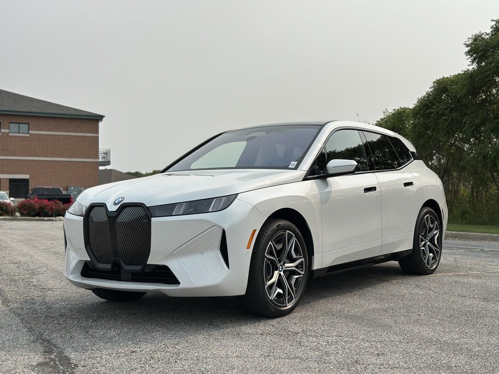 New 2026 Mineral White Metallic BMW xDrive45 image 3