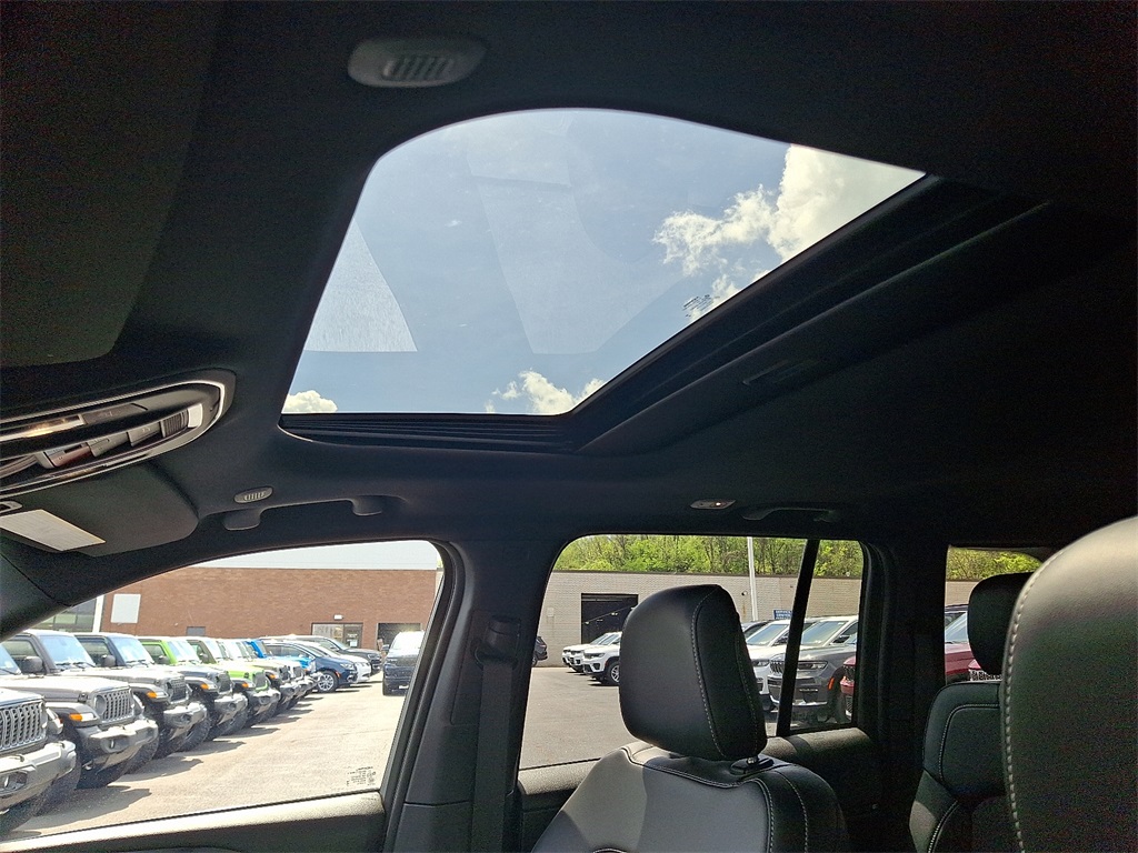 2025 Jeep Grand Cherokee Altitude photo 14